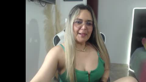 Snapshot of samy_vsn chatting on 11-12-25, 09:25 samy_vsn online show from 11-12-25, 09:25