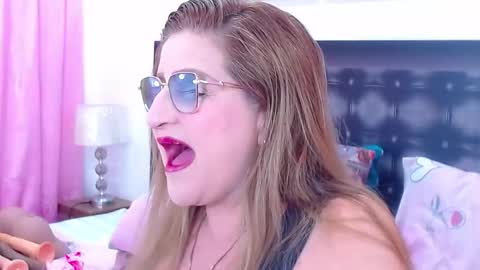 Snapshot of sandra_20_ chatting on 09-23-25, 11:35 SANDRA online show from 09-23-25, 11:35