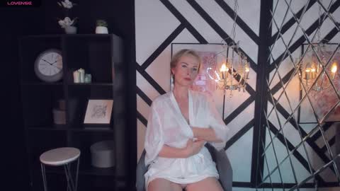 Snapshot of sandra_kind chatting on 01-30-25, 08:11 Sandra online show from 01-30-25, 08:11