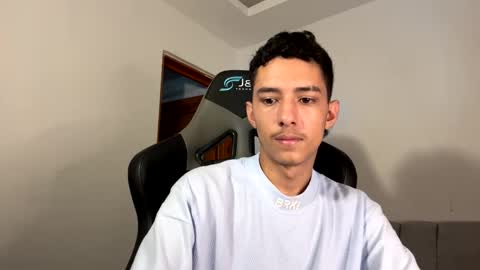 santi_twink19 online show from 01-07-25, 03:44