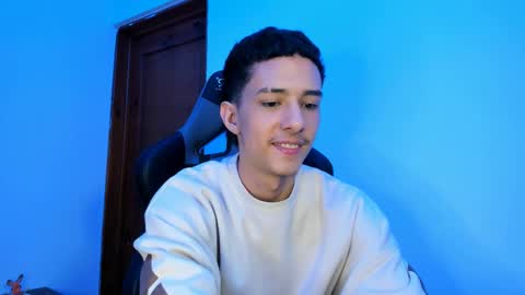 santi_twink19 online show from 02-09-25, 06:33