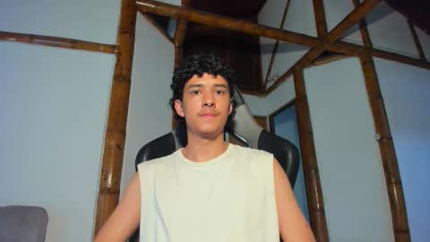 santi_twink19 online show from 02-10-26, 10:03