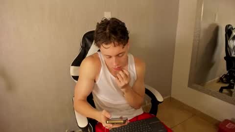 Julius Novachrono  online show from 11-10-25, 11:42