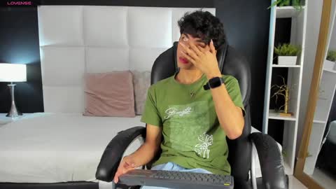 Snapshot of santy_carrington chatting on 12-19-24, 08:34 Santiago Carrington online show from 12-19-24, 08:34