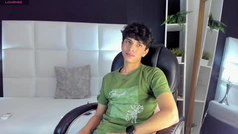 Snapshot of santy_carrington chatting on 12-19-24, 11:57 Santiago Carrington online show from 12-19-24, 11:57