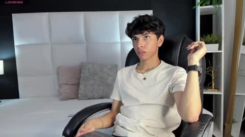 Snapshot of santy_carrington chatting on 12-20-24, 08:45 Santiago Carrington online show from 12-20-24, 08:45