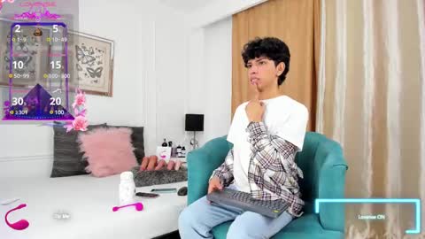 Snapshot of santy_carrington chatting on 02-13-25, 08:03 Santiago Carrington online show from 02-13-25, 08:03