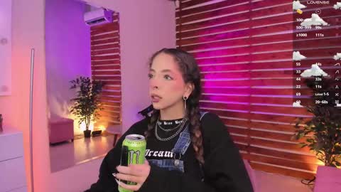 Snapshot of sapphire_venus chatting on 11-19-25, 12:43 Valerin online show from 11-19-25, 12:43