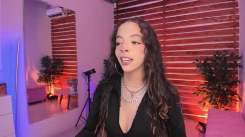 Snapshot of sapphire_venus chatting on 11-30-25, 01:42 Valerin online show from 11-30-25, 01:42