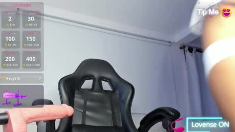 Snapshot of sara_evans01 chatting on 10-21-25, 01:28 sara online show from 10-21-25, 01:28