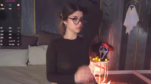 Sara online show from 10-28-25, 04:31