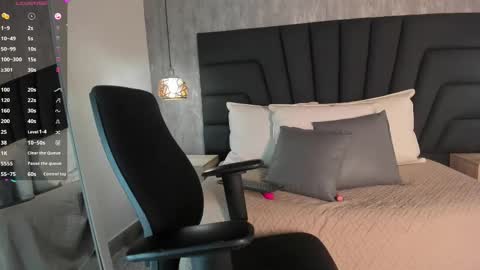 Snapshot of sara_stone17 chatting on 02-17-25, 02:37  -  online show from 02-17-25, 02:37