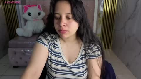 Snapshot of sara_tellez_s chatting on 05-23-26, 03:23 Sara T. online show from 05-23-26, 03:23