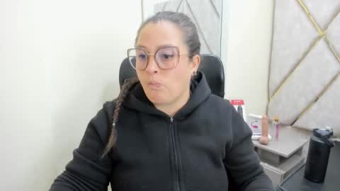 Snapshot of sara_thonson_ chatting on 05-10-26, 03:12 sara_thonson_ online show from 05-10-26, 03:12