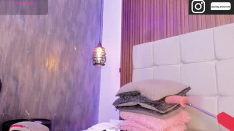 Snapshot of saraby_blandon chatting on 11-15-25, 10:45 online show from 11-15-25, 10:45