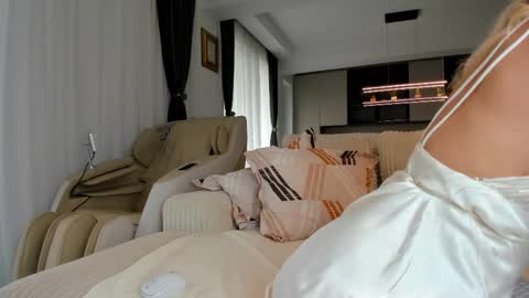 saradiamond01 online show from 10-12-25, 10:14