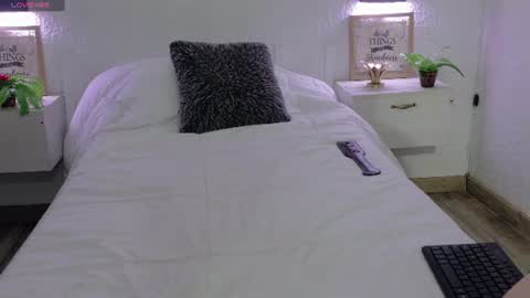 Snapshot of sarah_cute028 chatting on 06-09-26, 01:23 Sarah online show from 06-09-26, 01:23