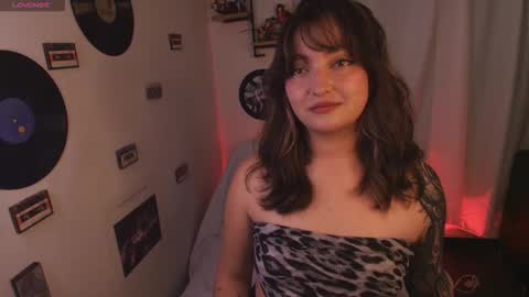Snapshot of sarah_cuteeyes chatting on 03-27-26, 04:51 Sara online show from 03-27-26, 04:51