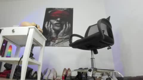Snapshot of sarah_mistress_ chatting on 06-21-26, 12:35 Sarah online show from 06-21-26, 12:35
