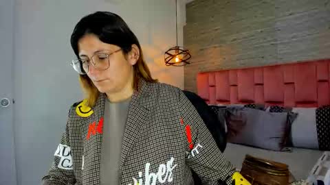 Snapshot of sarahdeyvis chatting on 10-29-25, 01:13 Sarah Deyvis online show from 10-29-25, 01:13