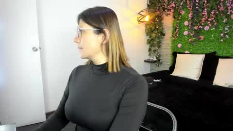 Snapshot of sarahdeyvis chatting on 11-10-25, 01:10 Sarah Deyvis online show from 11-10-25, 01:10