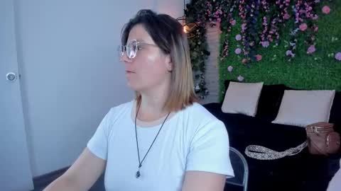 Snapshot of sarahdeyvis chatting on 11-13-25, 01:43 Sarah Deyvis online show from 11-13-25, 01:43