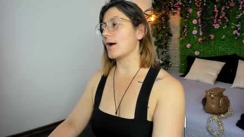 Snapshot of sarahdeyvis chatting on 11-14-25, 04:17 Sarah Deyvis online show from 11-14-25, 04:17