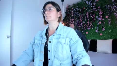 Snapshot of sarahdeyvis chatting on 12-01-25, 01:05 Sarah Deyvis online show from 12-01-25, 01:05