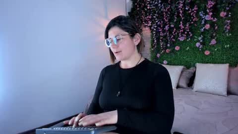 Snapshot of sarahdeyvis chatting on 12-02-25, 01:11 Sarah Deyvis online show from 12-02-25, 01:11