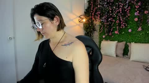 Snapshot of sarahdeyvis chatting on 12-14-25, 01:27 Sarah Deyvis online show from 12-14-25, 01:27