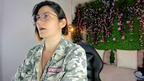 Snapshot of sarahdeyvis chatting on 12-15-25, 10:52 Sarah Deyvis online show from 12-15-25, 10:52