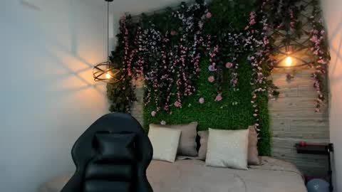 Snapshot of sarahdeyvis chatting on 12-17-25, 01:28 Sarah Deyvis online show from 12-17-25, 01:28