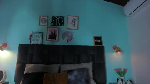 Snapshot of sarahevans__ chatting on 02-25-25, 07:36 Sarah Evans online show from 02-25-25, 07:36