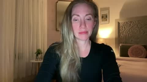 Snapshot of sarahgiroux86 chatting on 06-15-26, 05:09 Sarah online show from 06-15-26, 05:09