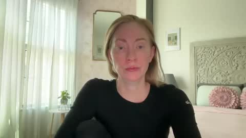 Snapshot of sarahgiroux86 chatting on 06-17-26, 06:42 Sarah online show from 06-17-26, 06:42