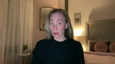 Snapshot of sarahgiroux86 chatting on 06-19-26, 03:55 Sarah online show from 06-19-26, 03:55