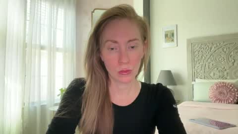 Snapshot of sarahgiroux86 chatting on 06-20-26, 06:11 Sarah online show from 06-20-26, 06:11