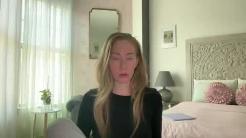 Snapshot of sarahgiroux86 chatting on 07-10-26, 07:38 Sarah online show from 07-10-26, 07:38