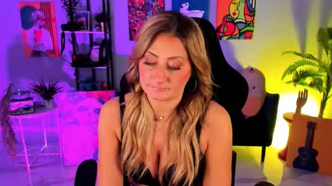 Divine Sarah NONUDE model online show from 10-31-25, 01:01