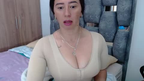 Snapshot of sarahott_1 chatting on 01-11-25, 01:43 Lia online show from 01-11-25, 01:43