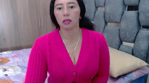 Snapshot of sarahott_1 chatting on 01-17-25, 05:08 Lia online show from 01-17-25, 05:08