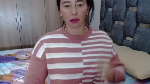 Snapshot of sarahott_1 chatting on 01-21-25, 05:51 Lia online show from 01-21-25, 05:51
