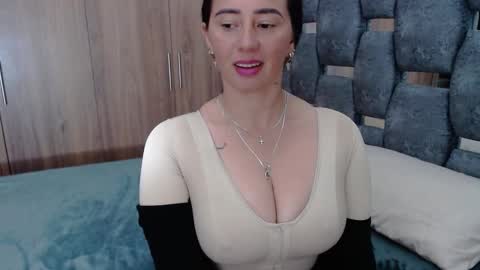 Snapshot of sarahott_1 chatting on 02-25-25, 07:47 Lia online show from 02-25-25, 07:47