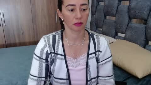Snapshot of sarahott_1 chatting on 03-05-25, 12:44 Lia online show from 03-05-25, 12:44