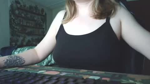 Snapshot of sarahpmummy chatting on 05-22-26, 08:25 Sarah online show from 05-22-26, 08:25