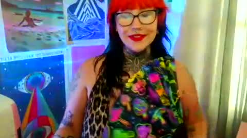 Sarah T online show from 10-22-25, 03:34