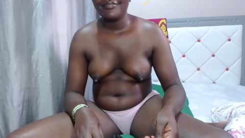 Snapshot of sarahtatts chatting on 06-04-26, 01:17 sarahtatts online show from 06-04-26, 01:17