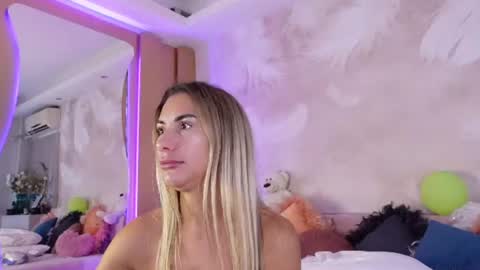 Snapshot of sarajennyfer chatting on 06-29-26, 04:30 Jenny online show from 06-29-26, 04:30