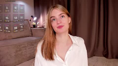 Snapshot of sarakinsly chatting on 06-19-26, 09:18 Rosie online show from 06-19-26, 09:18
