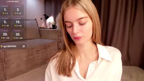 Snapshot of sarakinsly chatting on 07-18-26, 09:18 Rosie online show from 07-18-26, 09:18